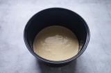Шаг 5. Емкость от мультиварки смазать маслом и выложить бисквитное тесто. Выпека