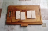 Шаг 5. У тостового хлеба обрезать корочки и разделить ломтик пополам.