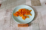 Шаг 3. Небольшими брусочками нарезать морковь.