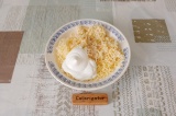 Шаг 3. В глубокую тарелку выложить яйца, сыр, добавить майонез.