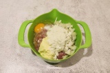 Шаг 3. К луку и мясу добавить яйцо, майонез, муку и соль.