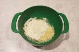 Шаг 1. Приготовить кляр. В миску разбить яйца, добавить соль, муку, натертый