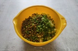 Шаг 6. К ингредиентам добавить зеленый горошек и мелко нарезанный лук.