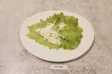 Шаг 4. Лист салата смазать творожным сыром.