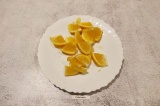 Шаг 2. Апельсин также нарезать средними кусочками.