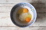 Шаг 1. Яйца взбить миксером с сахаром и щепоткой соли до получения плотной белой