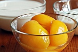 Шаг 5. Нарезать консервированные персики.