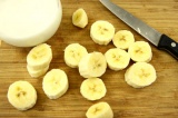 Шаг 1. Очистить и нарезать банан.