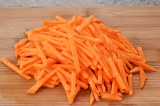 Шаг 1. Нарезать морковь соломкой.