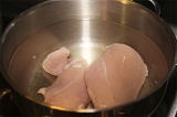 Шаг 1. Куриные грудки отварить в течение 40 минут.
