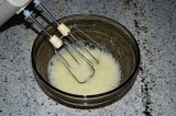 Шаг 5. Взбить яйцо с солью, добавить сливочное масло.