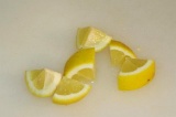 Шаг 2. Нарезать лимон.
