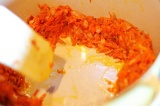 Шаг 3. В сотейнике потушить морковь и лук с оливковым маслом.
