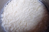 Шаг 1. Молоко вскипятить, добавить рис и варить, добавляя сахар и соль.