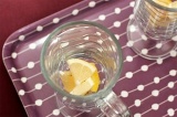 Шаг 6. В чашки или бокалы положить немножко лимона.