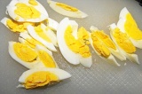 Шаг 4. Яйца отварить, очистить и нарезать.