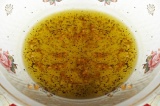 Шаг 7. Масло охладить, добавить соль, перец, оливковое масло, винный уксус и пер