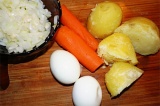 Шаг 3. Отварить морковь, яйца, картофель и свеклу.