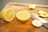 Шаг 3. Нарезать лимон.