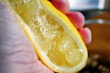 Шаг 3. Выжать сок лимона и влить его тоже в блендер.
