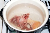 Шаг 1. Мясо положить в кастрюлю с водой, варить 1 час.
