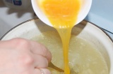 Шаг 6. Яйцо разбить в чашку, посолить и размешать вилкой, влить в бульон.