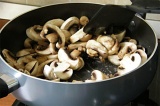 Шаг 5. В другую сковороду с маслом переложить грибы.