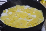Шаг 6. К картофелю добавить чеснок, залить сливками.