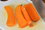 Шаг 2. Морковь отварить, нарезать длинными тонкими пластинами.