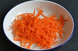 Шаг 2. Морковь натереть на терке.