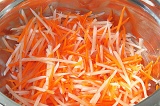 Шаг 3. Добавить морковь к дайкону, посолить и перемешать. Оставить на 1 час.