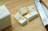 Шаг 4. Сыр нарезать кубиками.