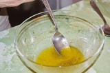 Шаг 5. Сделать из масла, приправы и лимонного сока соус.