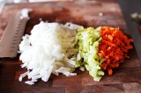 Шаг 2. Мелко порезать морковь, сельдерей и лук.