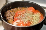 Шаг 6. Добавить томатную пасту, консервированные помидоры, приправу.