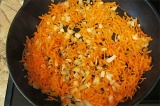 Шаг 5. Обжарить морковь и лук на сливочном масле до золотистого цвета.