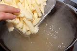 Шаг 7. Добавить в бульон картофель, варить 10 минут.