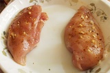 Шаг 5. Куриные грудки посолить и поперчить по вкусу,  сделать надрезы и нашпигов
