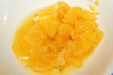Шаг 3. Из апельсина вырезать мякоть, из остатков отжать сок и залить мякоть.