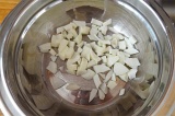 Шаг 8. Порезать моллюска кубиками, добавить в кастрюлю.