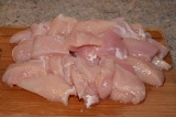 Шаг 2. Снять с курицы мясо и порезать вместе с куриным филе.