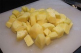 Шаг 1. Картофель нарезать мелкими кубиками.