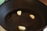 Шаг 8. На сковороду капнуть масла и пару долек чеснока.