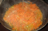 Шаг 3. Морковь и лук обжарить на растительном масле.