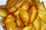 Шаг 1. Дольки картофеля поджарить во фритюре, затем выложить на салфетку.