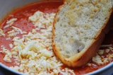 Готовое блюдо: томатный суп с сыром и гренками