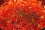 Шаг 5. Посолить и поперчить, добавить базилик и томатную пасту.
