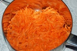 Шаг 3. Потушить морковь на растительном масле на медленном огне.