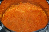 Шаг 4. Добавить в морковь кипящую воду и потушить 3 минуты.