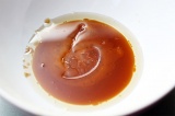 Шаг 6. Смешать соевый соус с оливковым маслом и медом.